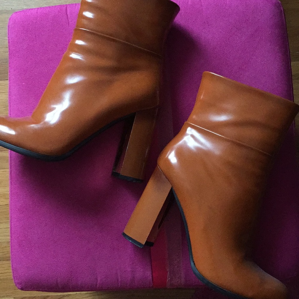 😍😍Awesome gorgeous booties w/gold accent heel😍